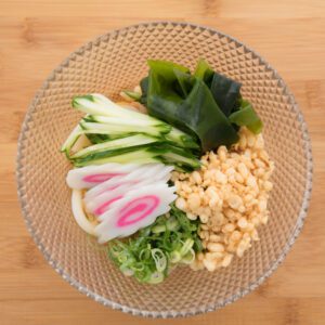 Hiyashi tanuki udon (cold udon topped with tempura bits)